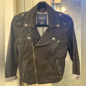 American Eagle distressed black jean jacket, zip up size Medium